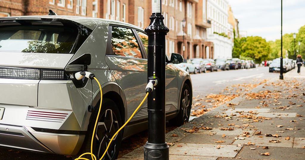 Shell to rebrand 10 000 EV chargers operated by Ubitricity as
