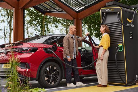 Couple charging at Fastned charging hub