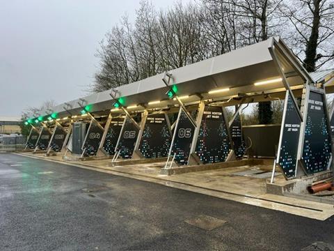 M84NW581NMFMMKH_BN_JW_side_2